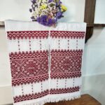 Рушник із червоним візерунком у традиційному стилі для ікон і короваю
