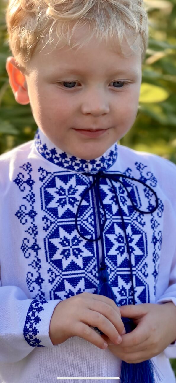 Комір-стійка з синьою вишивкою на дитячій вишиванці