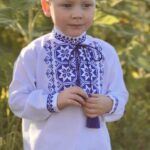 Дитяча вишиванка біла з синім геометричним орнаментом для хлопчика
