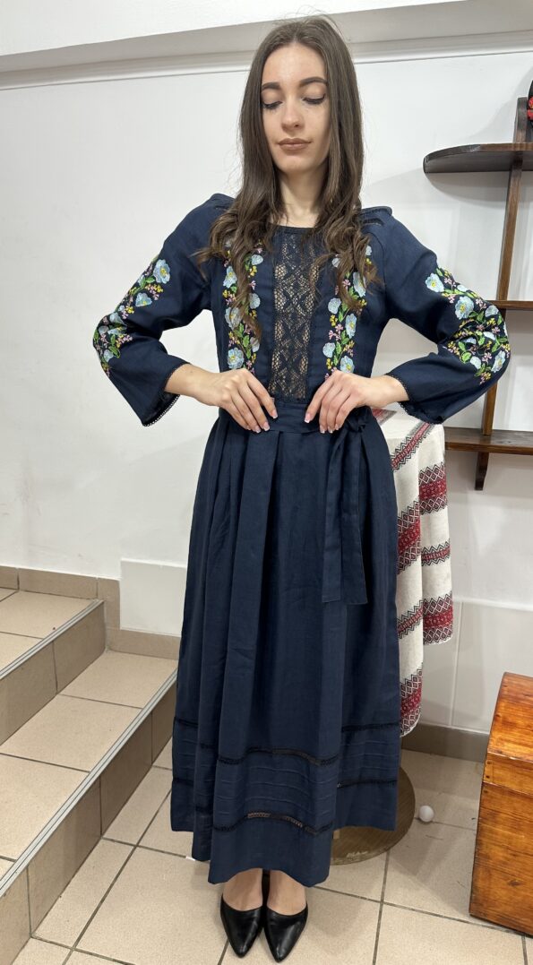 Елегантна вишита сукня з мереживом