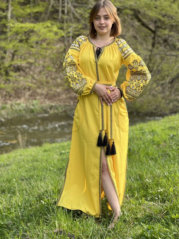 Вишита сукня жіноча