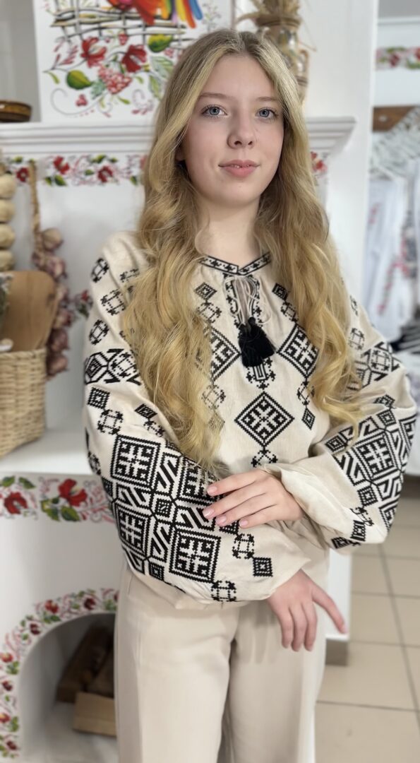 Вишиванка з геометричним орнаментом — Полісся Жіноча бежева вишиванка з чорною геометричною вишивкою у стилі Полісся
