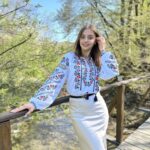 — квіткова вишивка на білому льоні