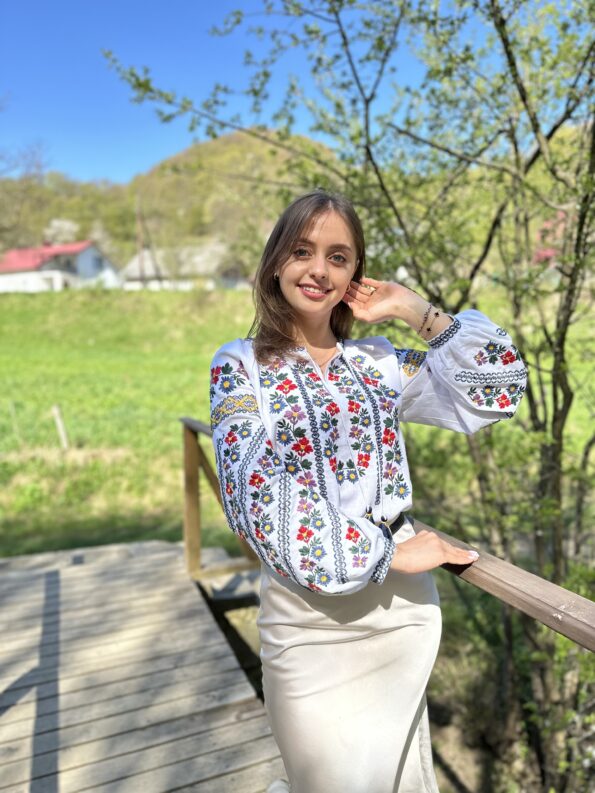 вишиванка жіноча з квітковим орнаментом
