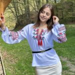 Жіноча вишиванка в червоно-чорна