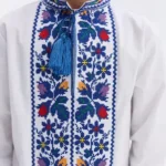 Хлопчик у вишиванці з блакитною квітковою вишивкою — Українська скриня