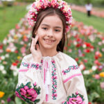 Вишиванка для дівчинки з рожевими квітами