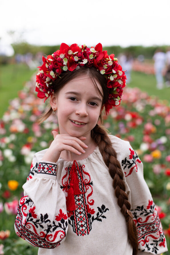 Жайворонок — бежева вишиванка з традиційною вишивкою