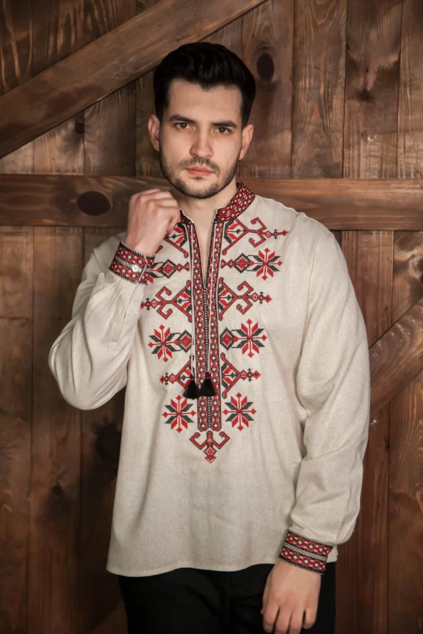 Чоловіча вишиванка «Козацька червона» – фронтальний вигляд Чоловіча вишиванка «Козацька червона» з червоно-чорною вишивкою на грудях