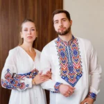 Чоловіча вишиванка з довгим рукавом та вишивкою на манжетах