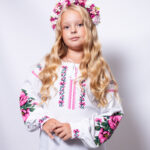 Ніжна вишиванка для дівчинки з піонами