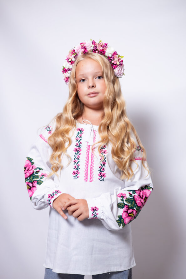 Дитяча вишиванка з квітковою вишивкою піонами