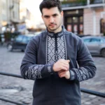Чоловіче флісове худі з вишивкою — вигляд спереду