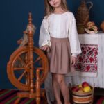 Дитяча біла вишиванка 116–140 — деталі вишивки та тканини