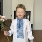 Хлопчик у вишиванці з блакитним орнаментом Блакитний оберіг з квітами
