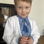 Портрет хлопчика у вишиванці з блакитним орнаментом