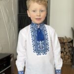 Біла дитяча вишиванка для хлопчика з синьою вишивкою, льон, довгий рукав