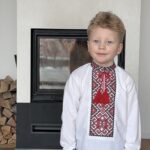 Дитяча вишиванка для хлопчика з геометричним орнаментом, портрет біля каміну