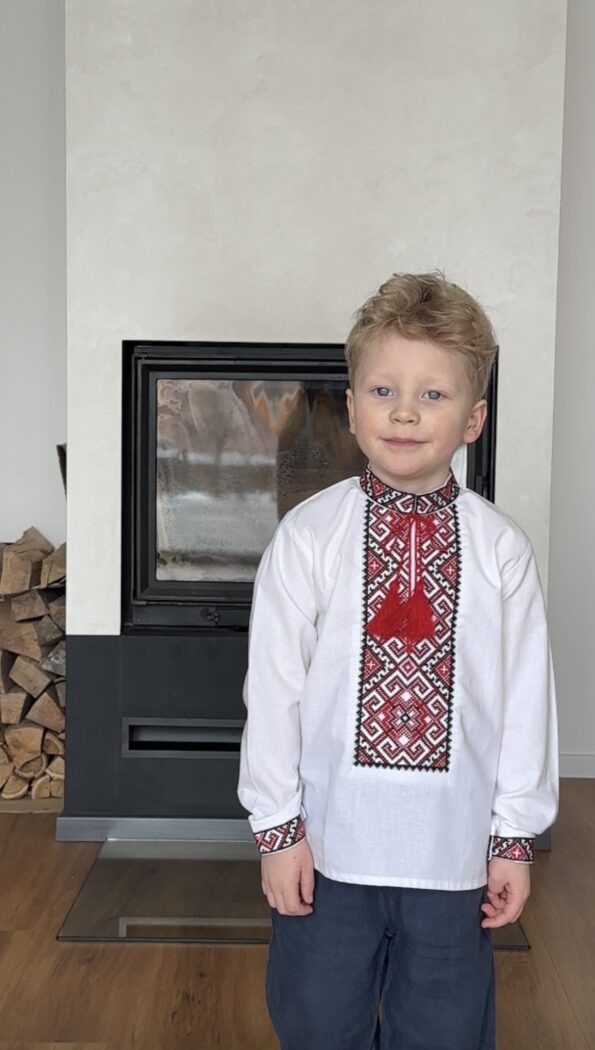 Дитяча вишиванка для хлопчика — портрет біля каміну