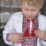 Дитяча вишиванка для хлопчика з геометричним орнаментом, деталі китиць