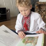 Дитяча вишиванка для хлопчика — хлопчик читає книгу