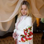 Крупний план вишивки калини на рукаві жіночої молочної вишиванки Калинова гармонія