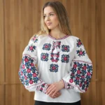 Жіноча вишиванка Ланна з об’ємними рукавами та квітковим орнаментом