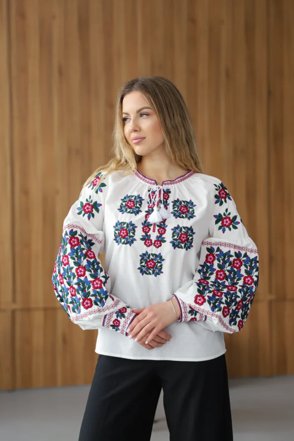 Квіткова вишивка на жіночій вишиванці Ланна