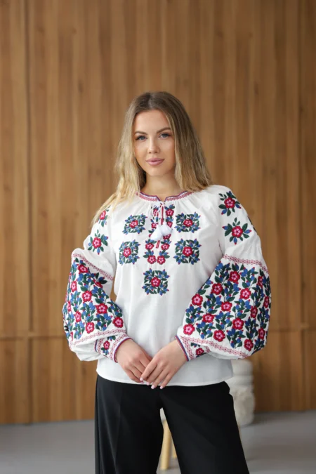 Біла жіноча вишиванка Ланна з квітковою вишивкою та пишними рукавами