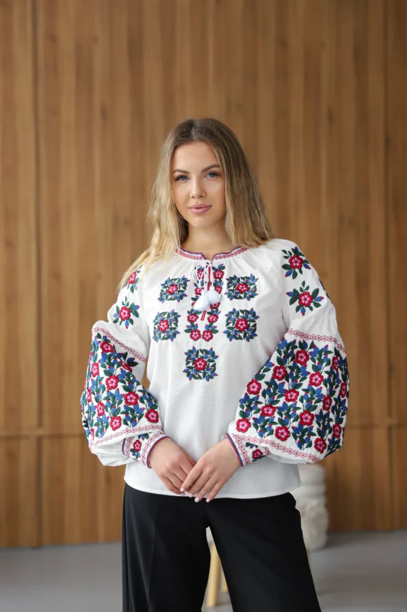 Вишиванка жіноча Ланна з квітковою вишивкою Біла жіноча вишиванка Ланна з квітковою вишивкою та пишними рукавами