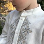 Вишиванка для хлопчика Княжич молочного кольору з геометричною сіро-бежевою вишивкою